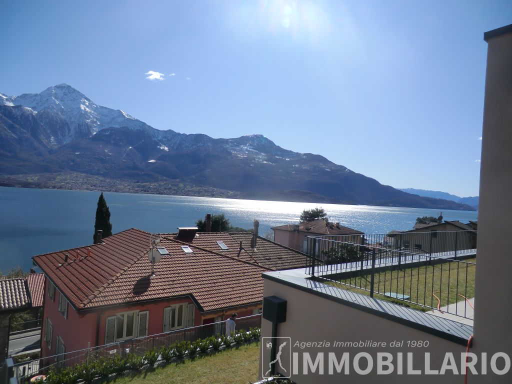 Vista Mozzafiato sul Lago di Como: Appartamento di lusso a Gera Lario con piscina e finiture esclusive!